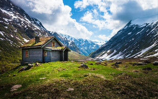 山间小屋伴壮丽雪山美景