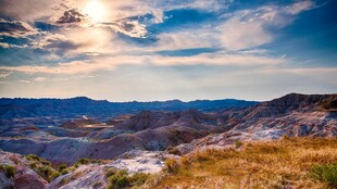 壮丽山谷间的绚烂天空