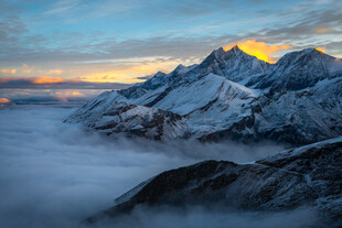 壮丽雪山云海日出美景