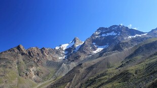 巍峨雪山壮丽山景