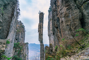 奇峰耸立的壮丽峡谷景观