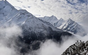 雪山云海壮丽自然景观