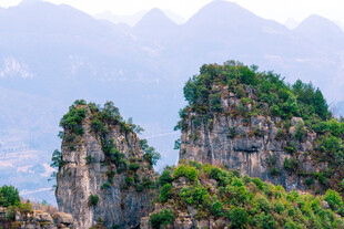 奇峰耸立的壮丽山景