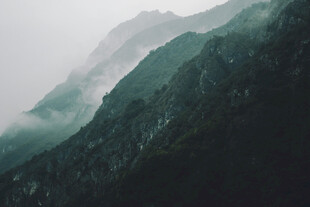 云雾缭绕的巍峨山峦