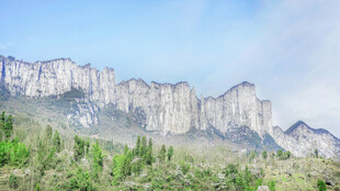 壮丽山峰与葱郁植被景观