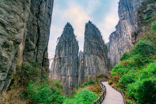 山间奇峰相伴