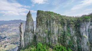 奇峰耸立的壮丽自然景观