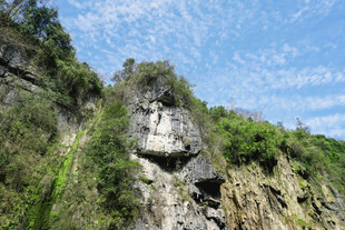 山间嶙峋岩石与葱郁植被
