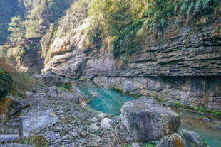 山间幽美溪流与嶙峋怪石