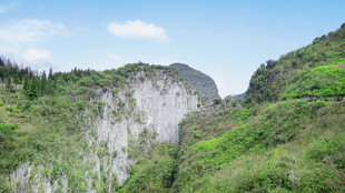 青山环绕的陡峭崖壁