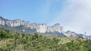 壮丽山峦与葱郁植被景观