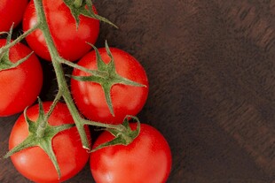 新鲜西红柿摆放在深色背景上