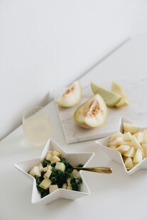 精致摆盘的多样美味小吃