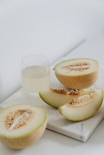 新鲜甜瓜切片搭配饮品