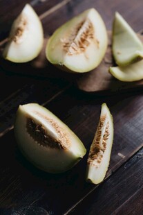 切开的甜瓜置于木桌上