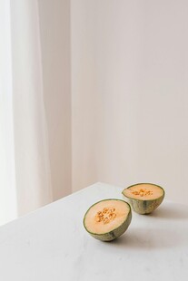 切开的甜瓜置于白色台面上