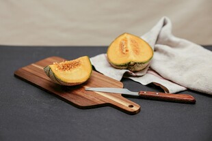案板上切开的美味南瓜