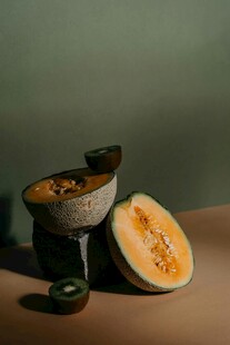 切开的甜瓜与研磨器