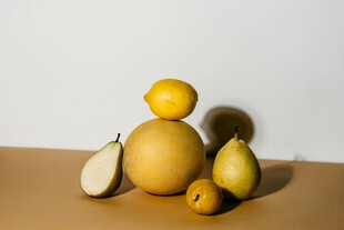 堆叠的多彩梨子静物