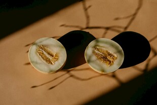 切开的白色果实及藤蔓