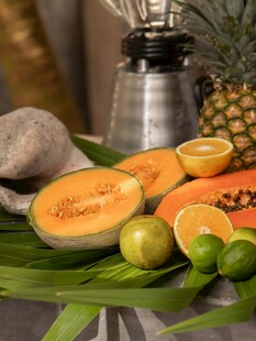 新鲜多样热带水果展示