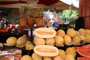 水果摊的多样新鲜水果