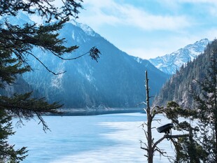 九寨沟冬日静谧湖山雪景