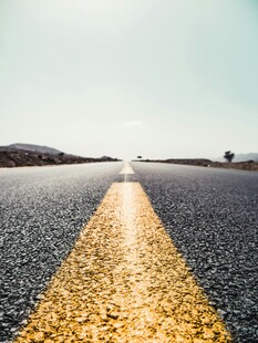 延伸向远方的宽阔公路