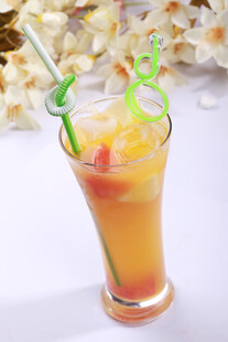 色彩缤纷的创意水果鸡尾酒