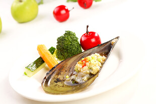 美味贻贝配多彩蔬菜