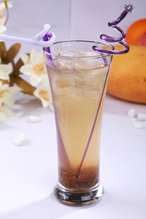 紫色吸管装饰的美味饮品