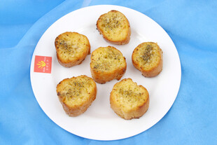 美味香蕉小蛋糕摆于盘上