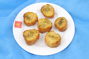 美味香蕉蛋糕摆于盘中