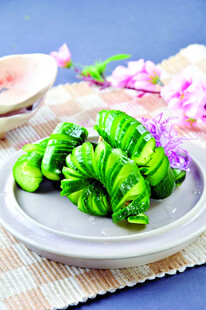 翠绿宝塔菜摆于盘中