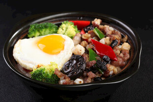 营养丰富的蔬菜煎蛋拌饭