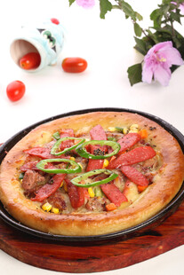 美味香肠蔬菜披萨