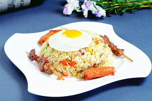 美味蛋炒饭配烤串