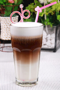 分层巧克力奶昔饮品