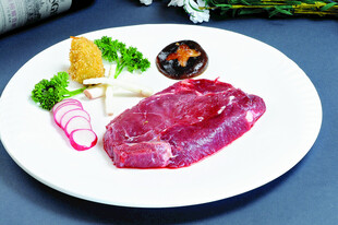 精致摆盘的生鲜肉类食材