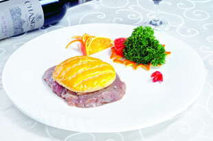 精致摆盘的美味牛排料理