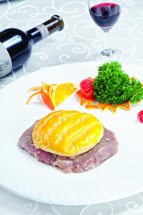 美味牛排配红酒与蔬菜