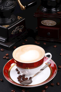 精致咖啡杯碟与咖啡豆
