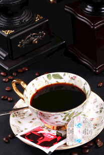 精致杯装咖啡与茶包