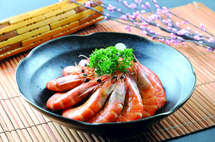 美味摆盘的鲜嫩大虾