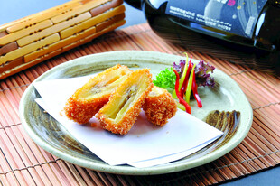 美味日式炸物摆于盘中