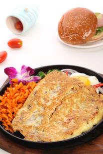美味蛋包饭与多样美食