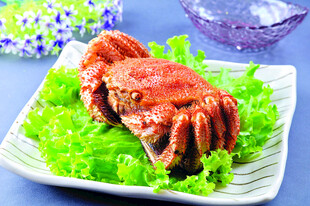 美味清蒸蟹配鲜嫩生菜