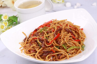 美味炒面摆放在精致盘中