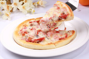 美味芝士披萨切片特写