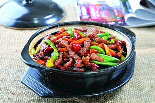 美味尖椒炒肉丝砂锅菜